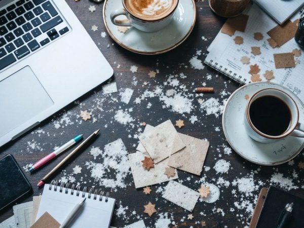 Birou aglomerat cu laptop și cană de cafea.